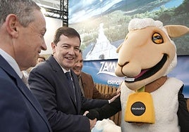 Alfonso Fernández Mañueco, este viernes, en la inauguración de Intur, mientras el consejero Carriedo negociaba el presupuesto con el PSOE.