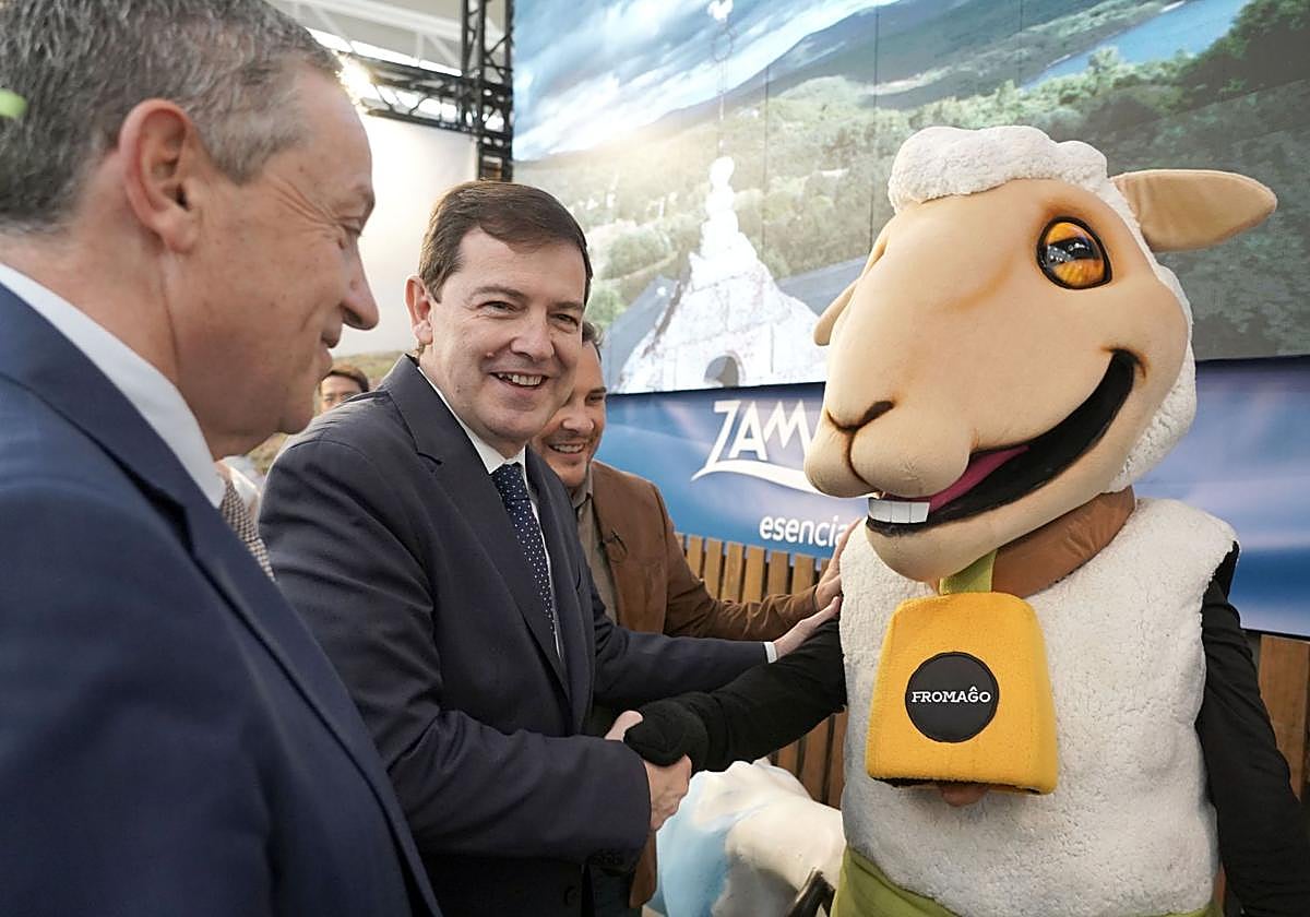 Alfonso Fernández Mañueco, este viernes, en la inauguración de Intur, mientras el consejero Carriedo negociaba el presupuesto con el PSOE.