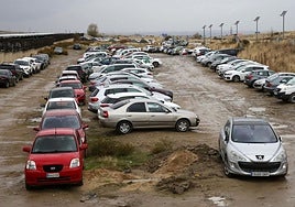 Terrenos usados como aparcamiento junto a la estación del AVE de Segovia.