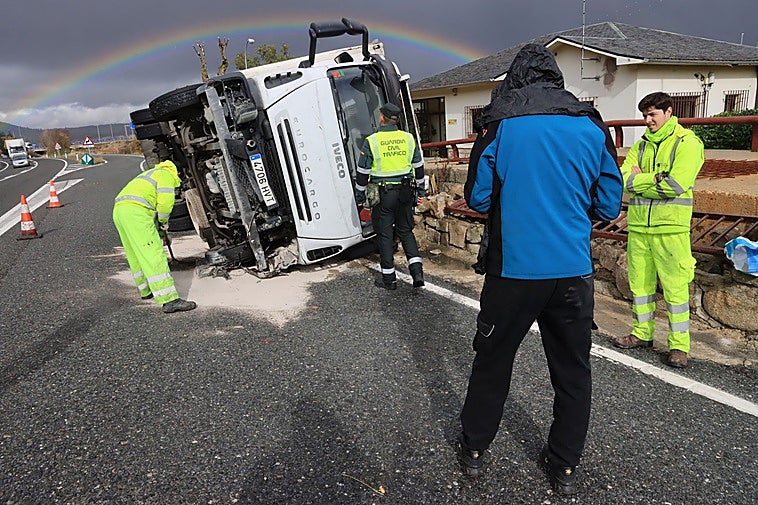 Guardia Civil de Tráfico, junto al camión volcado en las inmediaciones del peaje de San Rafael.