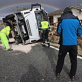 Guardia Civil de Tráfico, junto al camión volcado en las inmediaciones del peaje de San Rafael.