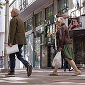 Varios peatones caminan por el lugar donde tuvo lugar la agresión.