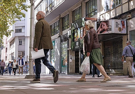 Varios peatones caminan por el lugar donde tuvo lugar la agresión.