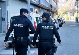 Dos agentes de la Policía Nacional caminan por una calle de Valladolid.