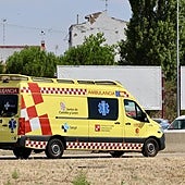 Una ambulancia circula por Valladolid en una imagen de archivo.