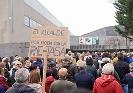 Los vecinos de Laguna de Duero protestan contra de la tasa de basuras.
