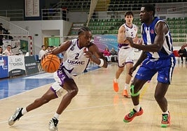 Jacob Hanna trata de entrar a canasta.