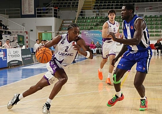 Jacob Hanna trata de entrar a canasta.