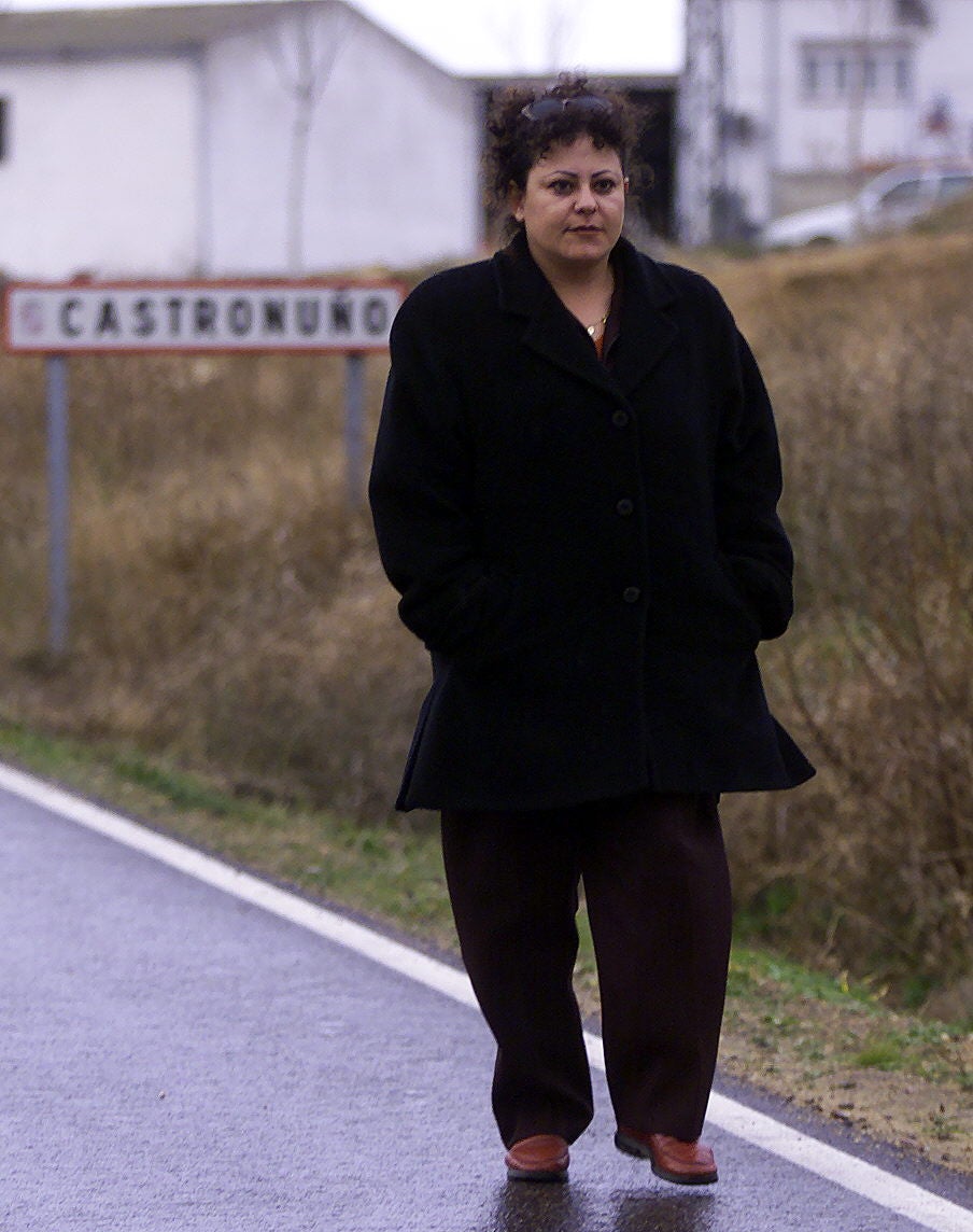 Lola González, profesora itinerante de inglés en varios pueblos de la provincia de Valladolid, camina por una carretera de Castronuño. 22 de noviembre de 2000.