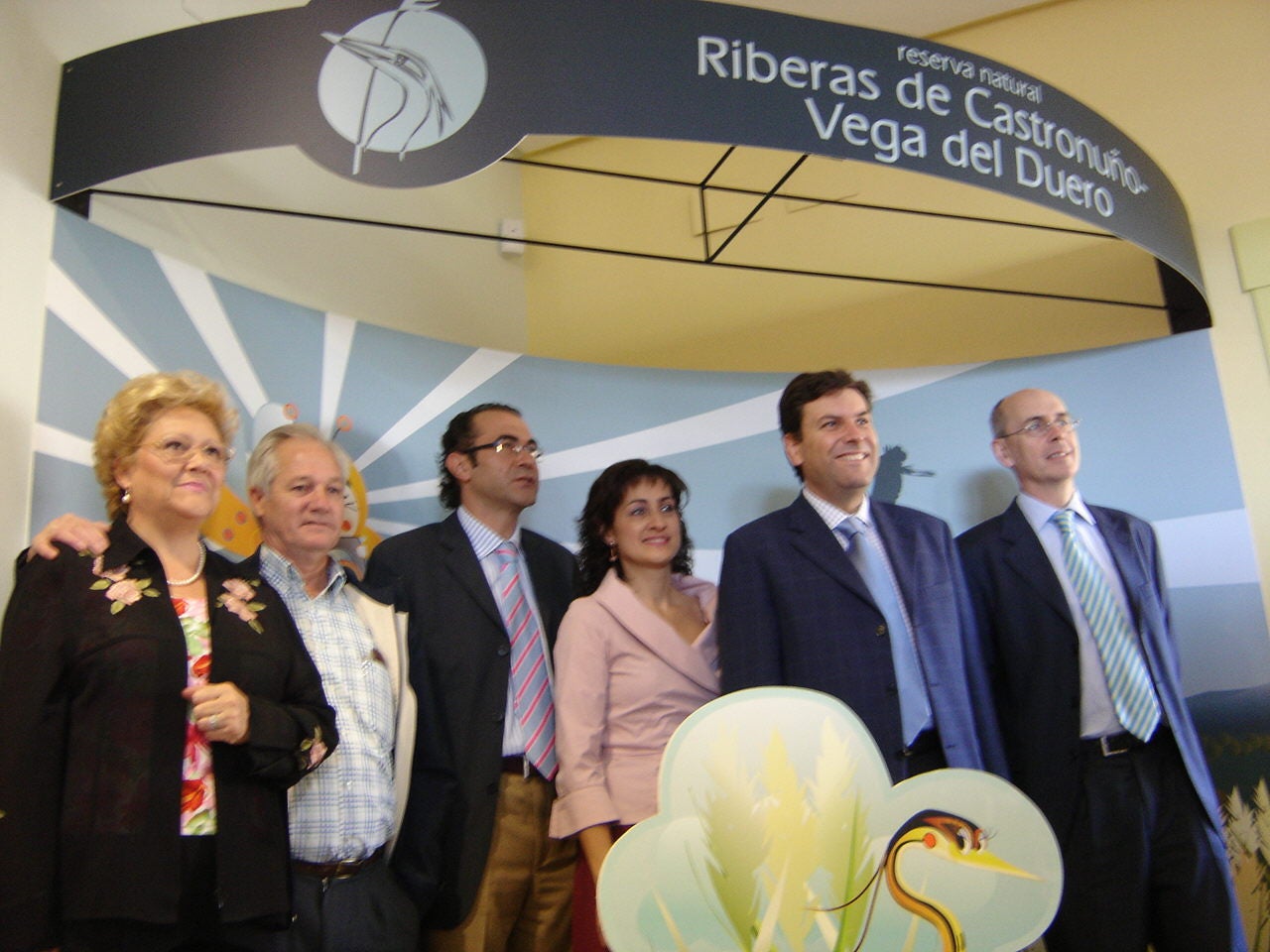 El consejero de Medio Ambiente, Carlos Fernández Carriedo, (segundo por la derecha) durante la inauguración de la casa del parque de la reserva natural Riberas de Castronuño-Vega del Duero. 30 de septiembre de 2005.