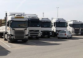 amiones estacionados en el Centro de Transporte.