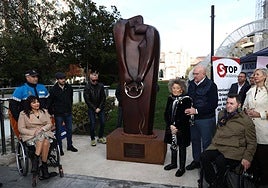 Inauguración de la escultura en homenaje a las víctimas de accidentes de tráfico, este domingo en la plaza de Portugalete de Valladolid.