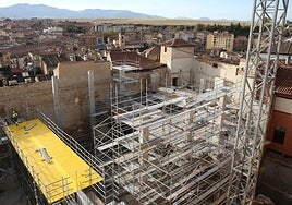La estructura del nuevo teatro emerge poco a poco desde los cimientos.