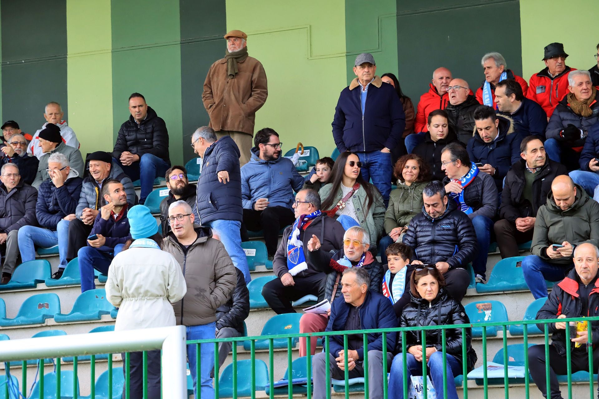 Búscate en las gradas de La Albuera durante el Segoviana vs Langreo