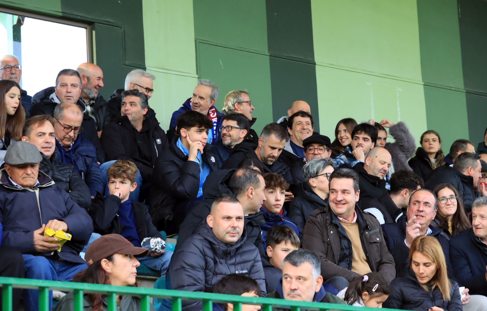 Búscate en las gradas de La Albuera durante el Segoviana vs Langreo