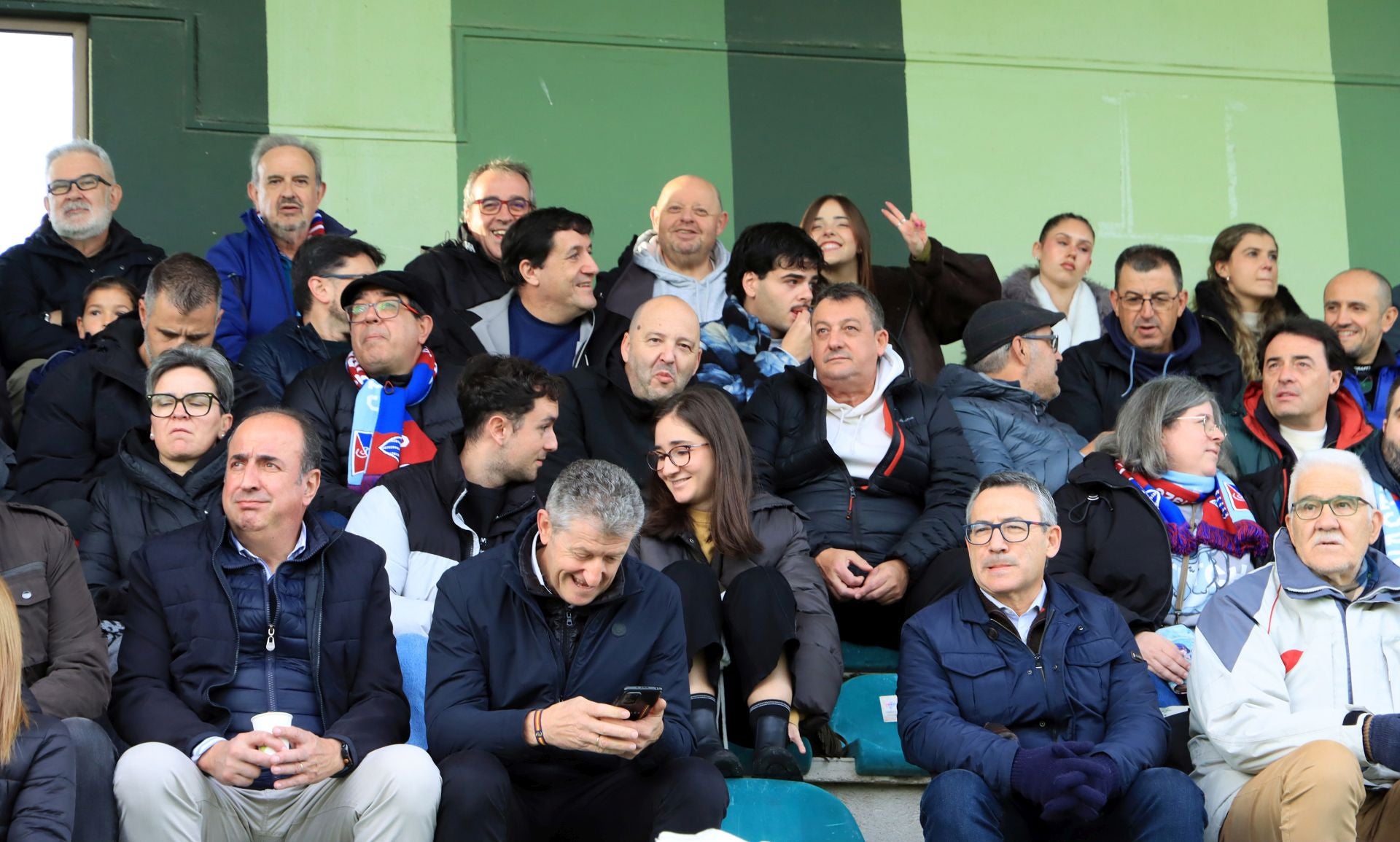 Búscate en las gradas de La Albuera durante el Segoviana vs Langreo