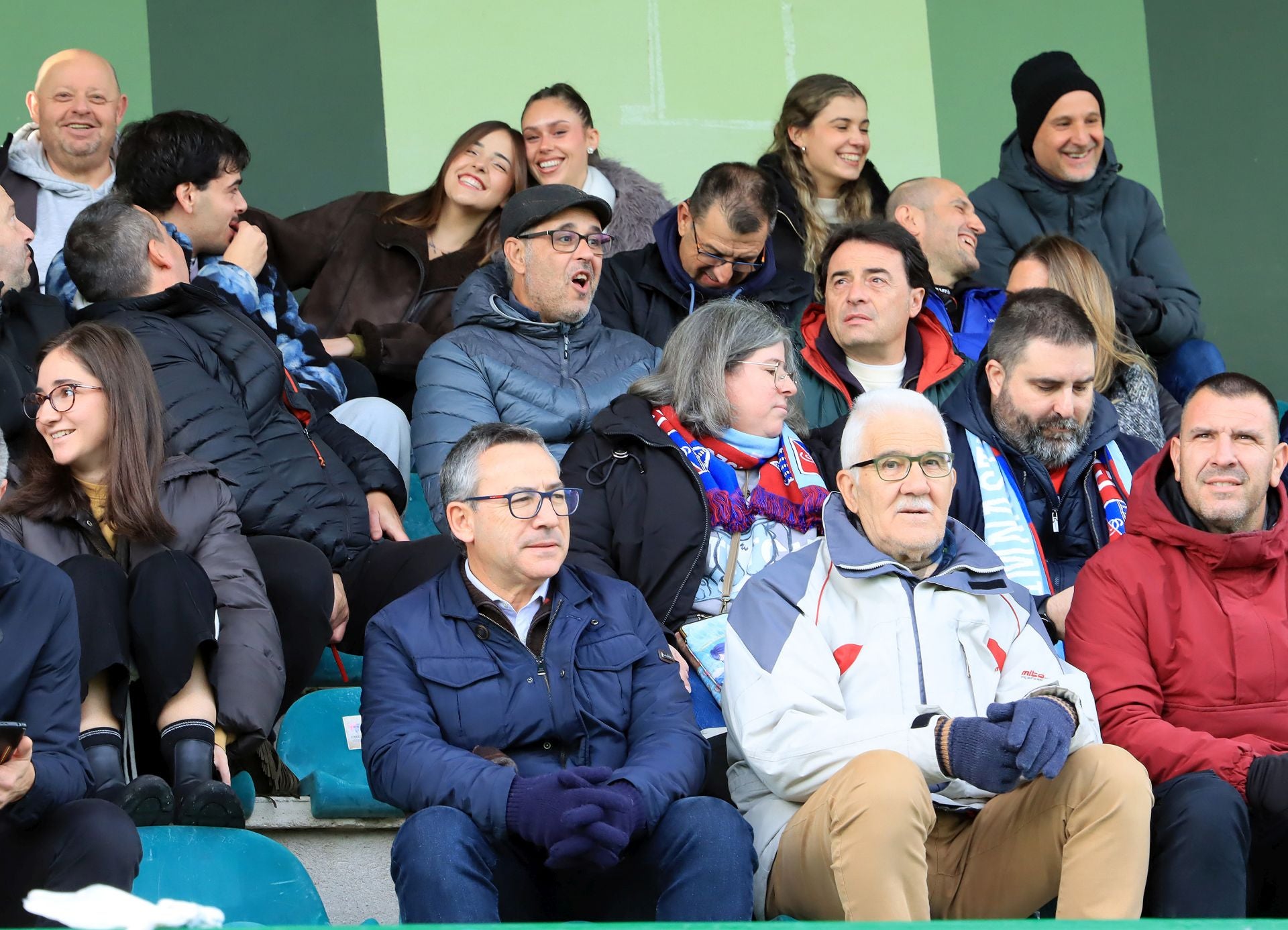 Búscate en las gradas de La Albuera durante el Segoviana vs Langreo