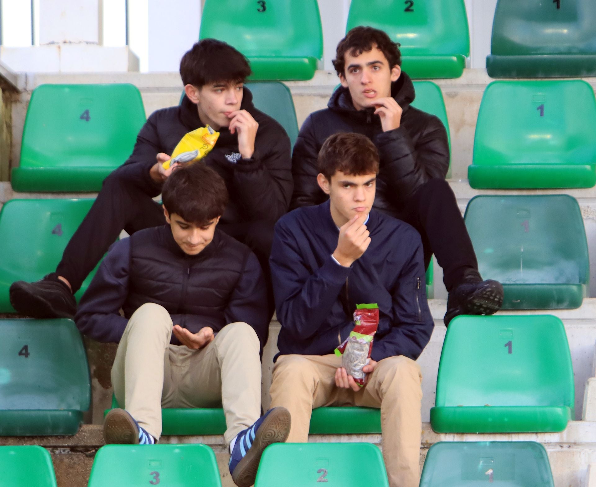 Búscate en las gradas de La Albuera durante el Segoviana vs Langreo