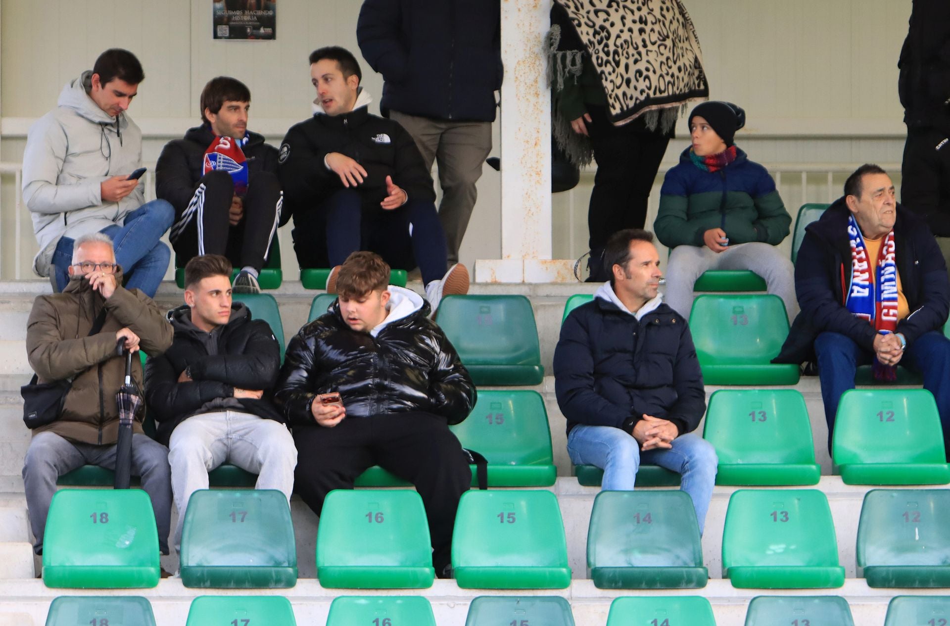 Búscate en las gradas de La Albuera durante el Segoviana vs Langreo