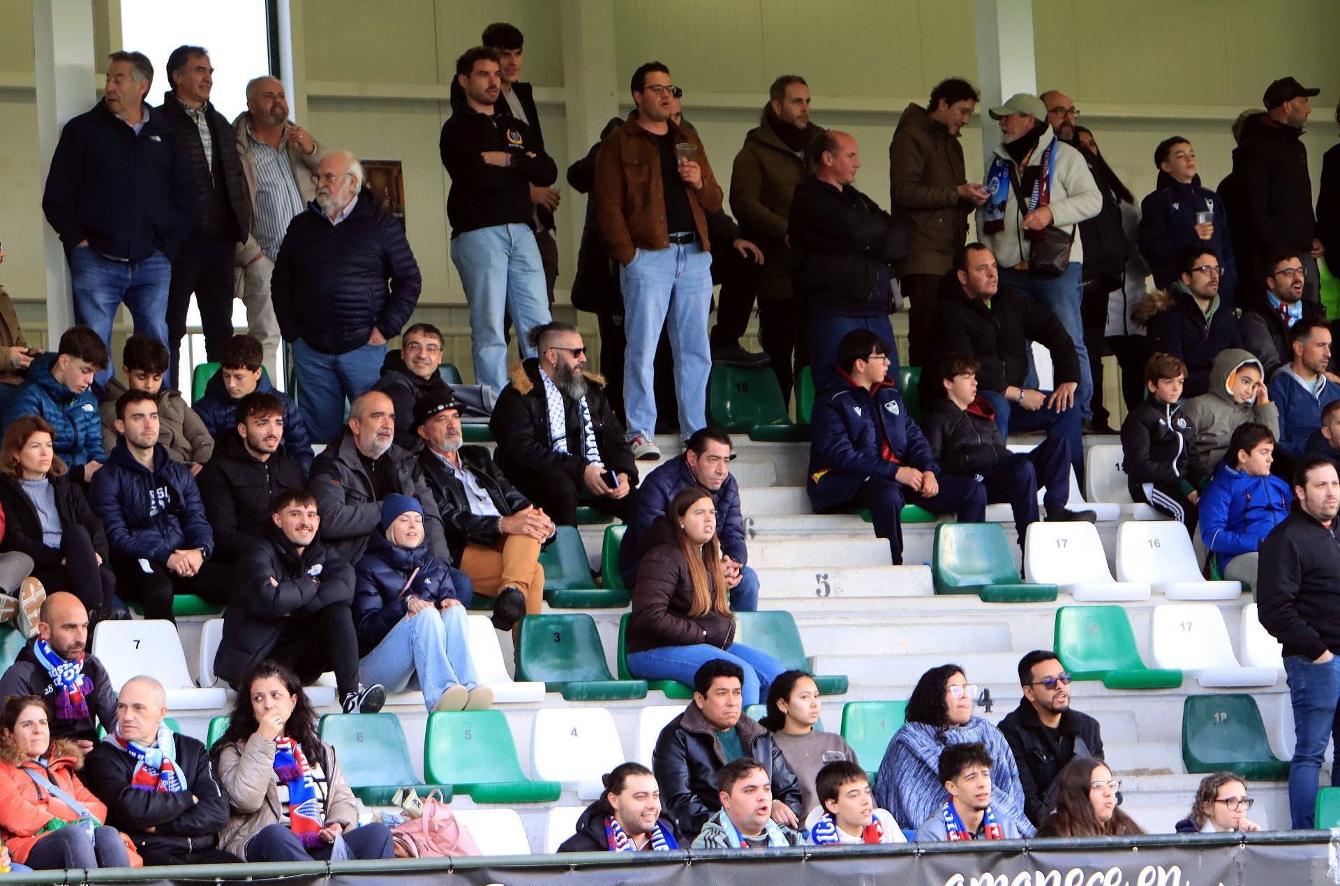 Búscate en las gradas de La Albuera durante el Segoviana vs Langreo