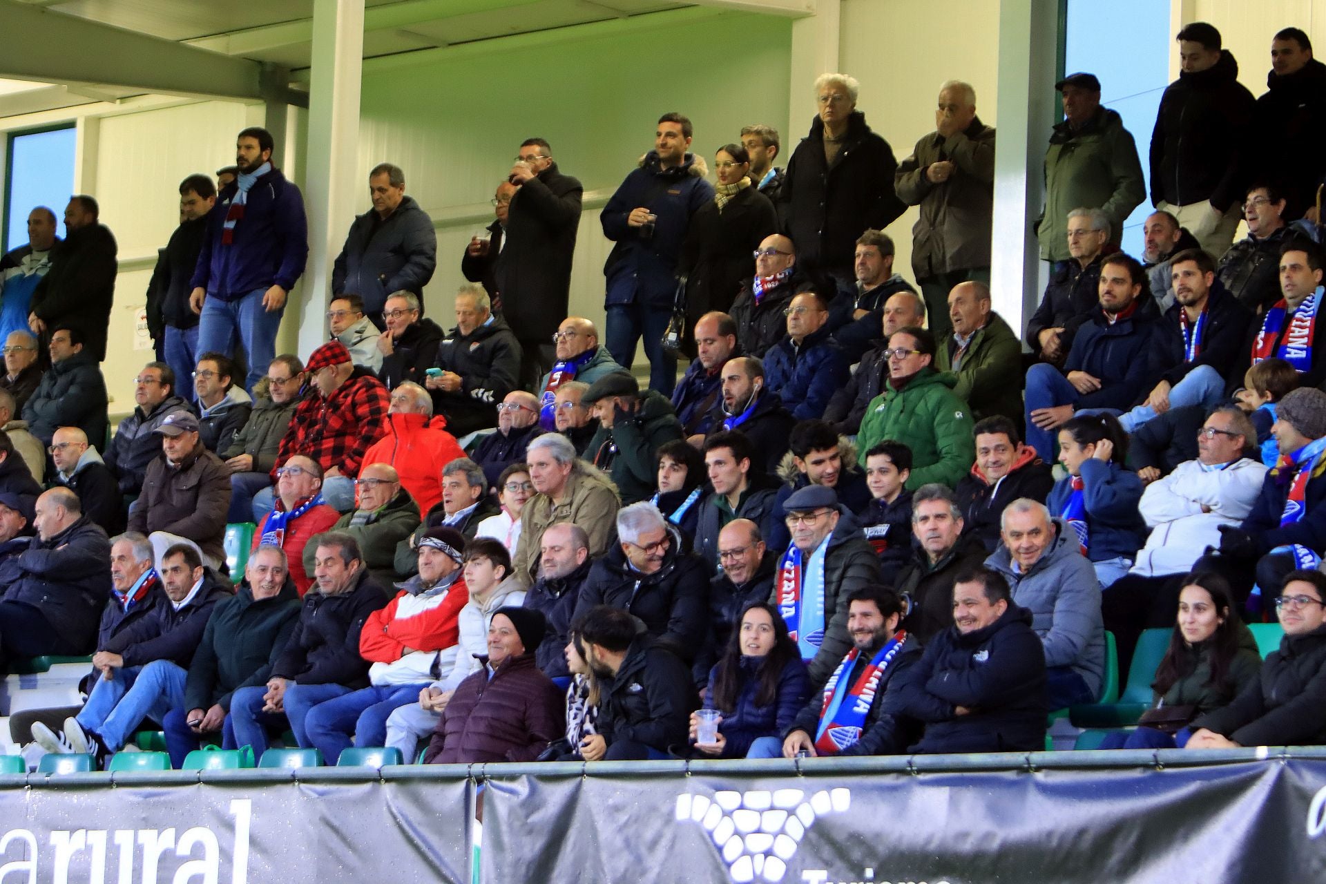 Búscate en las gradas de La Albuera durante el Segoviana vs Langreo