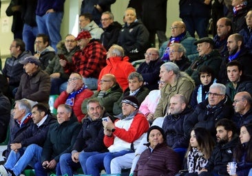 Búscate en las gradas de La Albuera durante el Segoviana vs Langreo