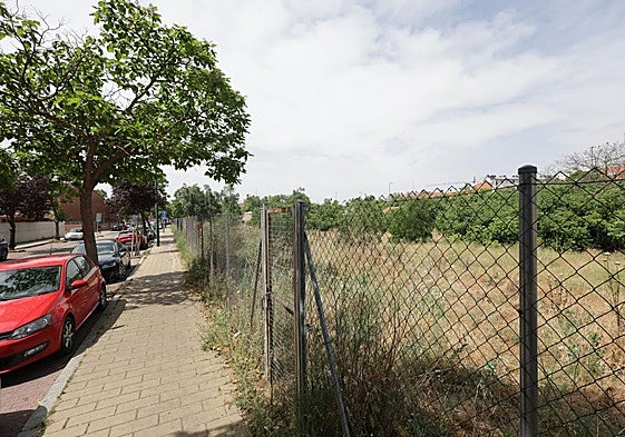 Parcela donde se levantará el nuevo desarrollo residencial con mayoría de VPO.