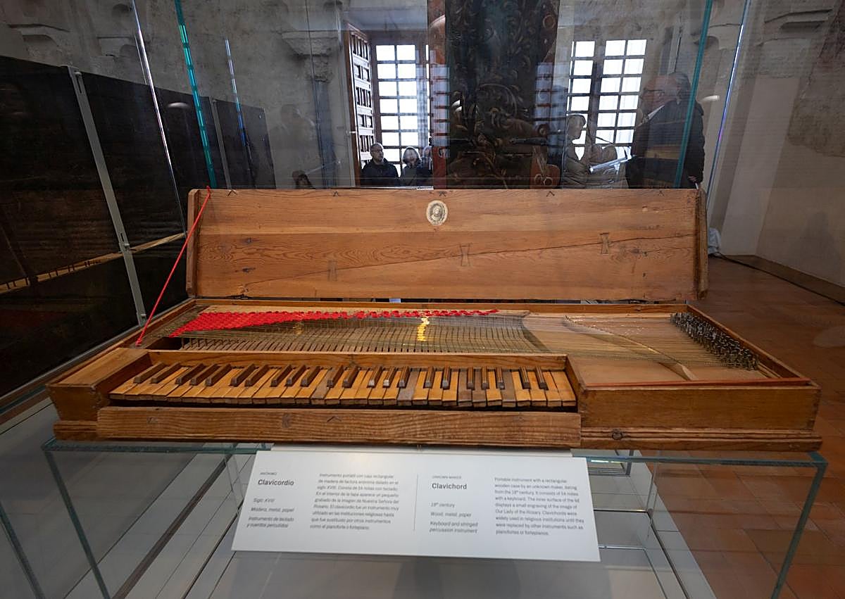 Imagen secundaria 1 - Arriba, el virginal, abajo, el clavicordio. A la derecha, María José Suárez y Leticia García de Ceca.