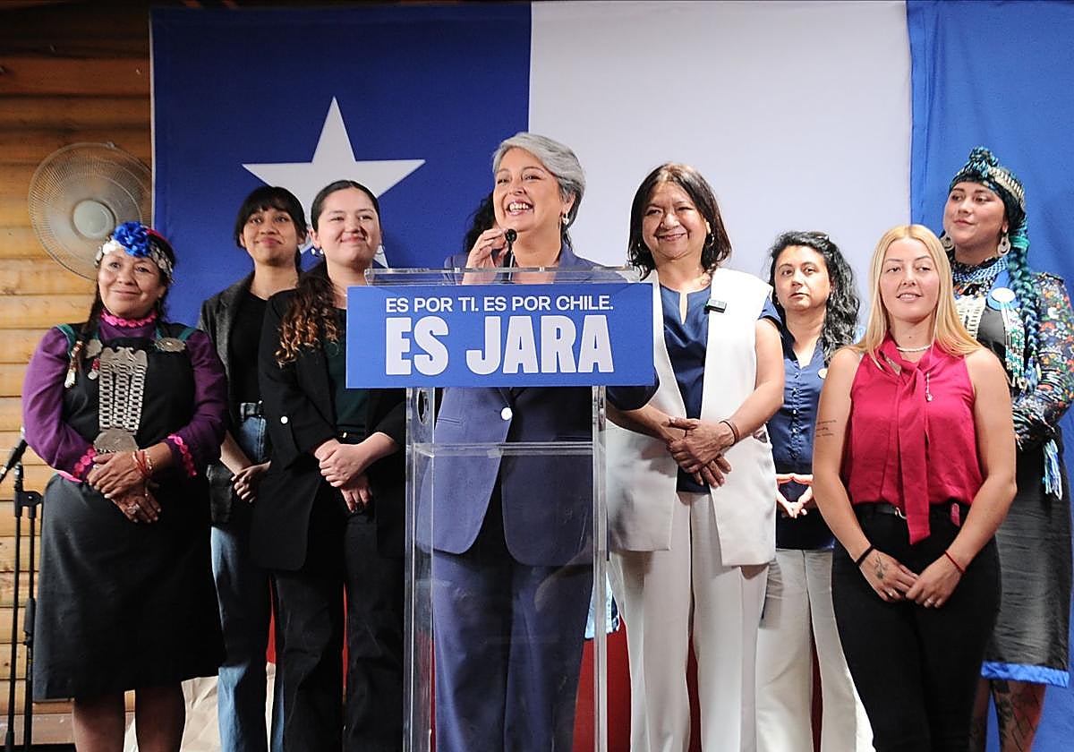 Jeannette Jara se dirige a sus seguidores tras las elecciones.