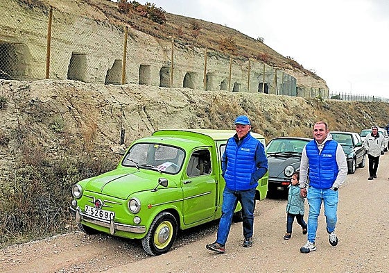 El coche más antiguo de la concentración, un Seat 600 Costa, en las minas de yeso de Hornillos.