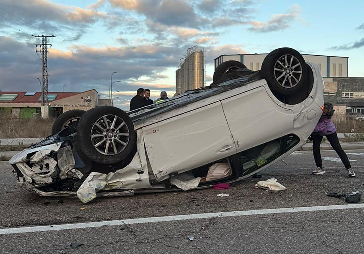 Uno de los turismos accidentados quedó boca abajo