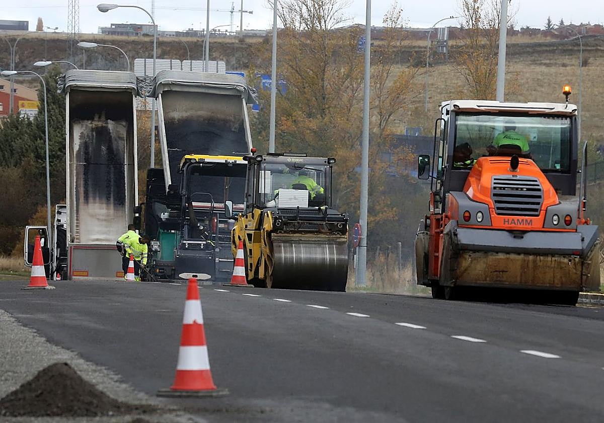 Trabajos de asfaltado en el polígono de Hontoria este lunes.