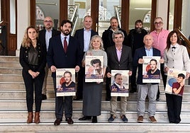 Organizadores y patrocinadores posan con los carteles en al Diputación, tras la presentación del festival.