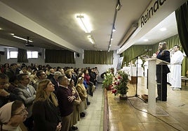 La consejera de Educación Rocío Lucas dirigiéndose a la comunidad educativa de este colegio