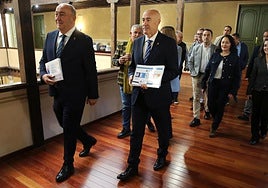 El presidente de la Diputación y los diputados provinciales, antes de presentar los presupuestos.