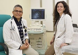 Los doctores Marmolejos y Hernández Carrasco, en la sala del Centro de Salud de Parquesol que acoge la escuela de formación en ecografías.