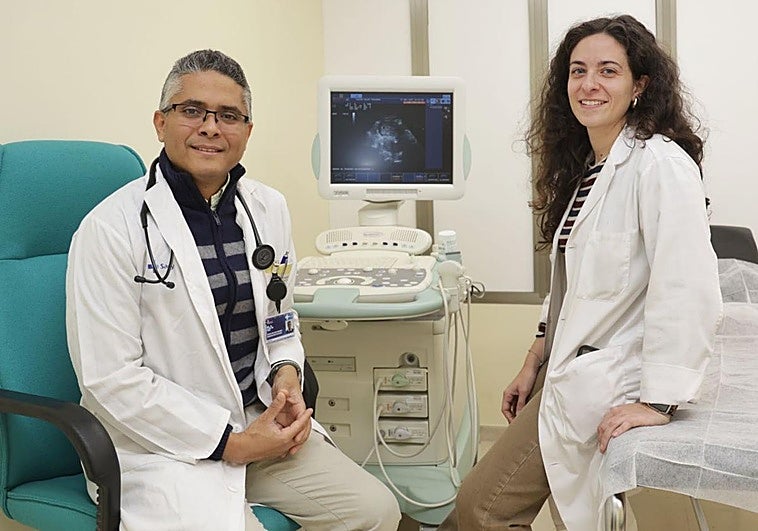 Los doctores Marmolejos y Hernández Carrasco, en la sala del Centro de Salud de Parquesol que acoge la escuela de formación en ecografías.