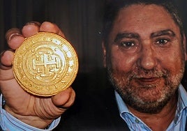 Juan Francisco Sáez muestra el centén segoviano horas antes de su sabasta en 2009.