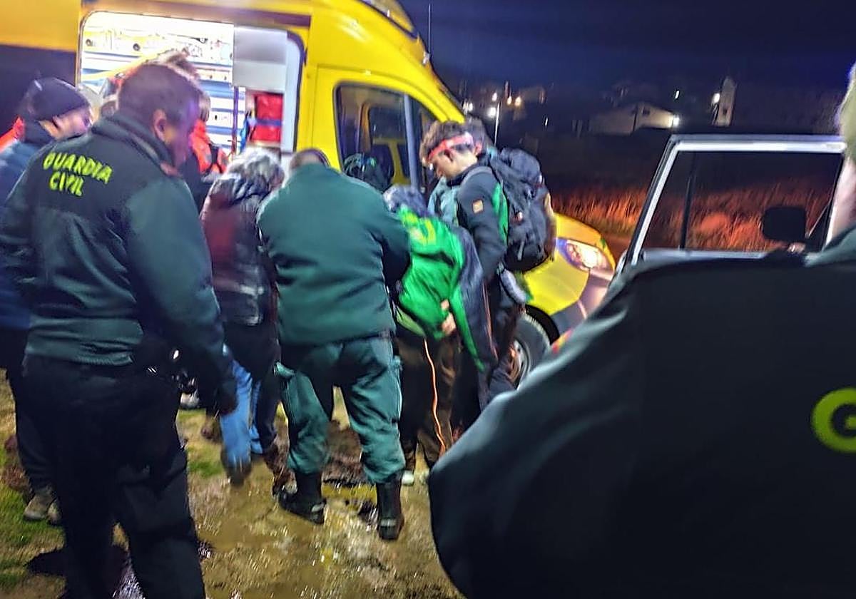 Momento en el que la Guardia Civil localiza al hombre desaparecido.