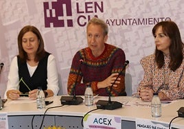 Pilar Alonso, a la izquierda, el jueves en el Ayuntamiento en la presentación del aula de convivencia Acex.