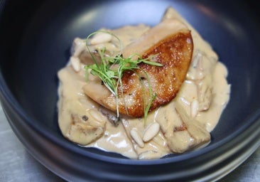 Salteado de setas a la crema de foie gras y morcilla, por el chef Raúl del Moral