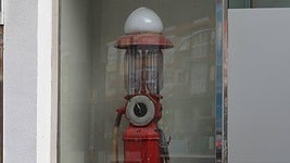 Antiguo surtidor de combustible ubicado en la gasolinera de la calle Puente Colgante de Valladolid.