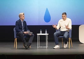 El docente Nacho Gago y el escritor, Eloy Moreno, en un momento de la charla que protagonizaron en el Teatro Calderón de Valladolid.