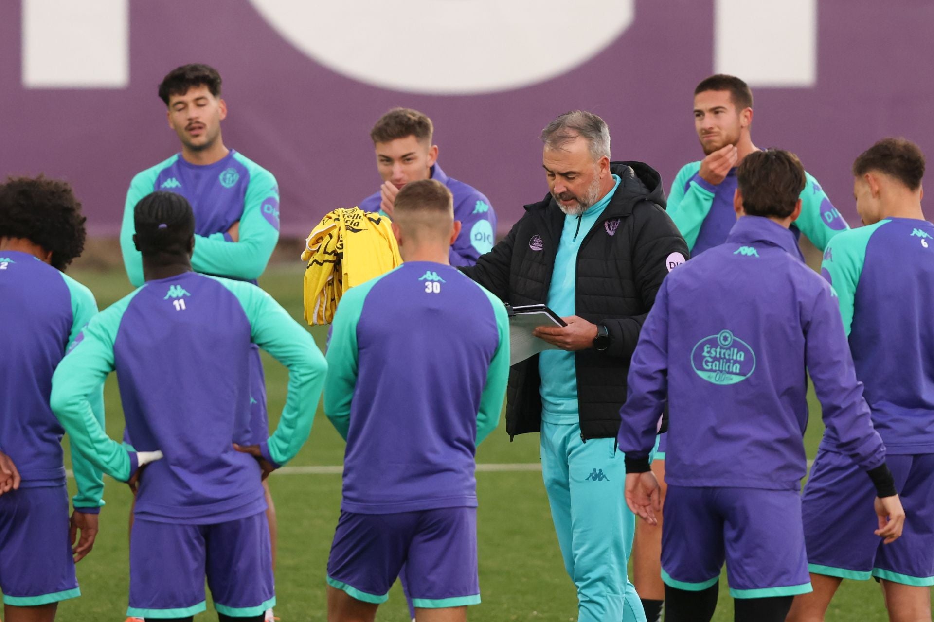 Las imágenes del entrenamiento del Real Valladolid con la ausencia de Almada