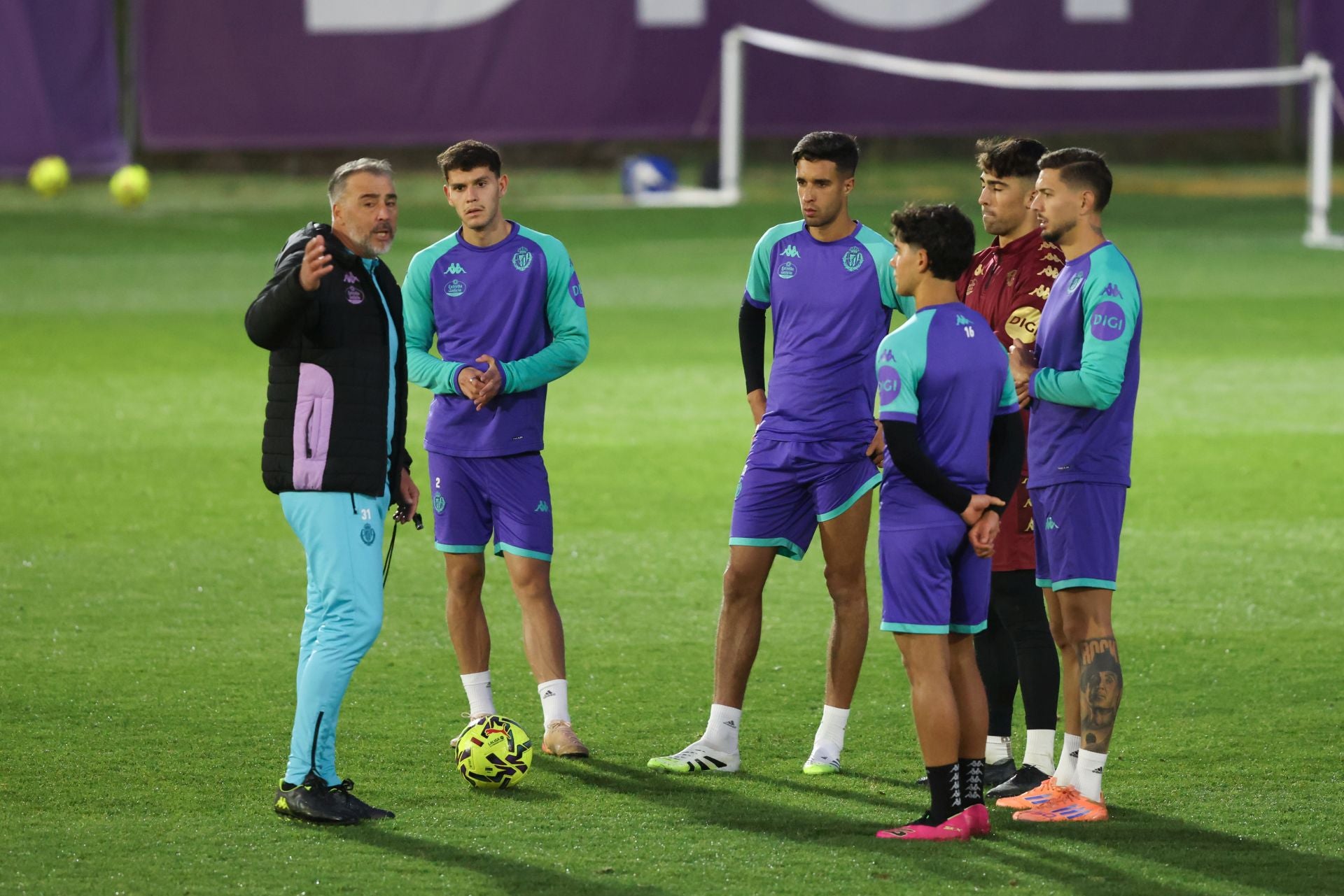 Las imágenes del entrenamiento del Real Valladolid con la ausencia de Almada
