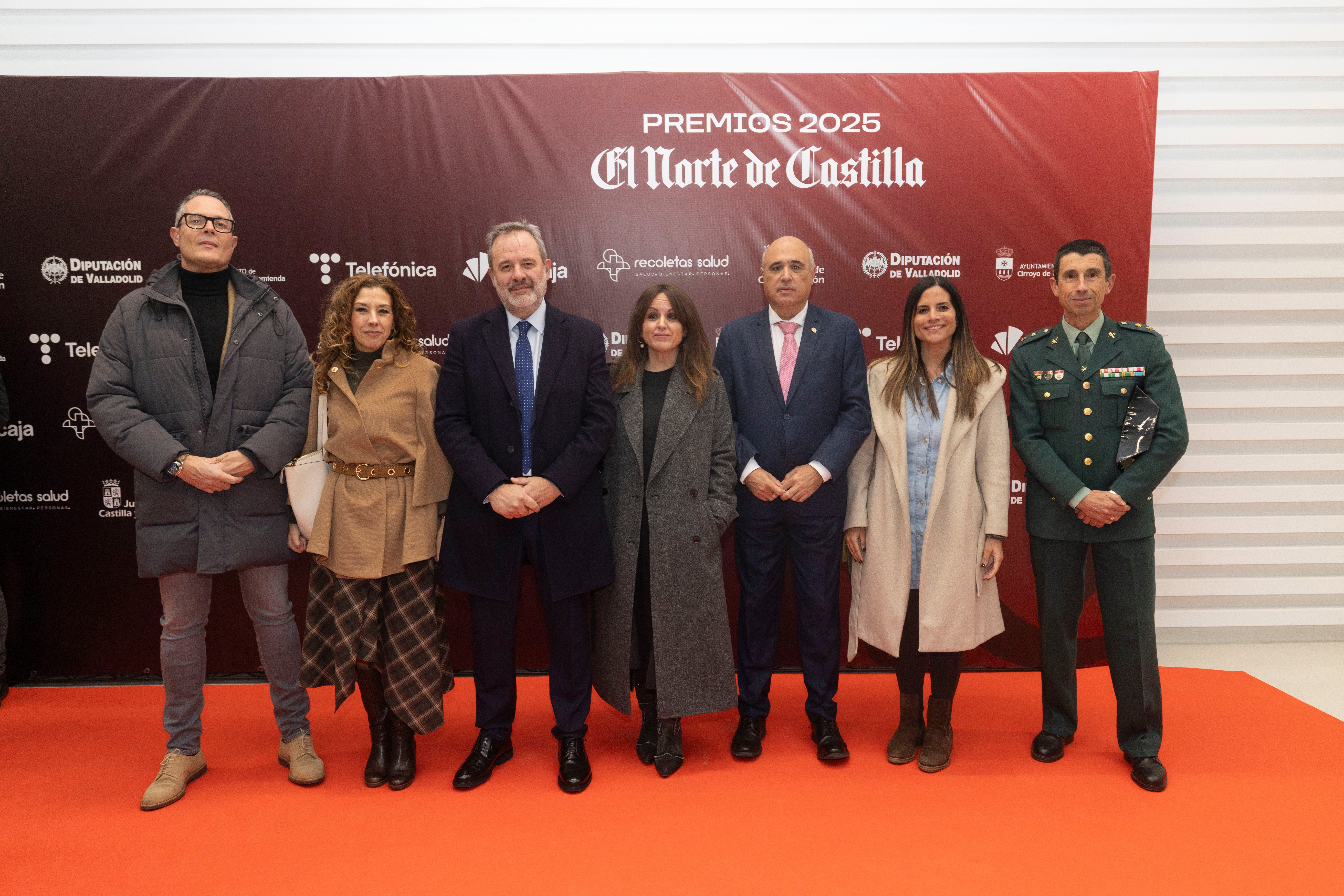 Pedro González, procurador PSOE; Virginia Jiménez, procuradora del PSOE; Ángel Ortiz, director de El Norte; Patricia Gómez Urbán, portavoz del PSOE en las Cortes; Jacinto Canales, subdelegado del Gobierno en Valladolid; Nuria Rubio, procuradora del PSOE, y Rafael Checa, teniente coronel de la Comandancia de Valladolid.