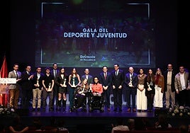 Foto de familia de premiados y representantes institucionales.