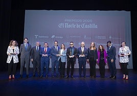 Foto de familia de premiados y patrocinadores: María Negro, de Valquiria Teatro, Goyo Ezama, director general de El Norte de Castilla, Sarbelio Fernández, alcalde de Arroyo de la Encomienda, Luis Miguel González Gago, consejero de Presidencia de la Junta de Castilla y León, Rafael San José, director del CRA Campos de Castilla, Rocío Lucas, consejera de Educación de la Junta de Castilla y León, José Luis Cienfuegos, director de Seminci, Artemio Domínguez, presidente de la AECC Valladolid, Belén Gallegos, directora gerente del Hospital Recoletas Campo Grande y de Clínicas VIDA España, María José Gutiérrez, responsable de comunicación de Telefónica, Manuel Rubio, director territorial de Unicaja en Castilla y León y Alba Frechilla de Valquiria Teatro.