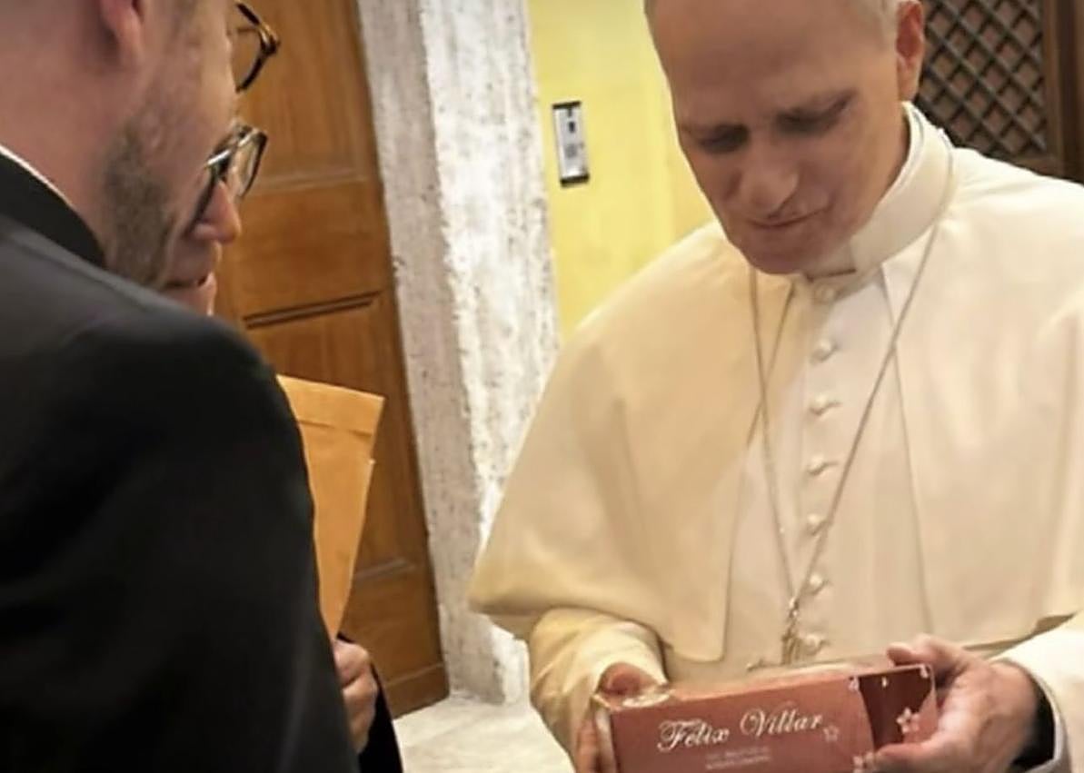 Imagen secundaria 1 - Desde Zamora a Roma con pastas, un jamón y una señal de &#039;León,14 km&#039; para el Papa