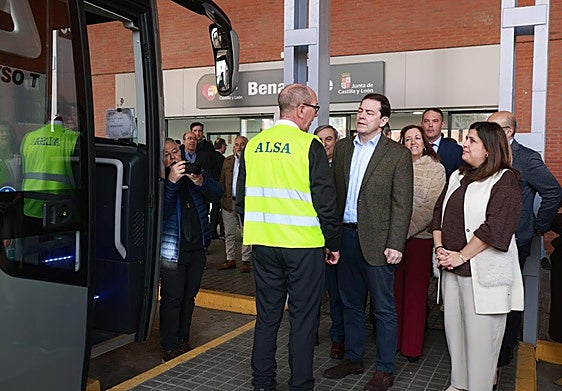 El presidente de la Junta de Castilla y León, Alfonso Fernández Mañueco, ha visitado este martes la nueva estación de autobuses de Benavente.